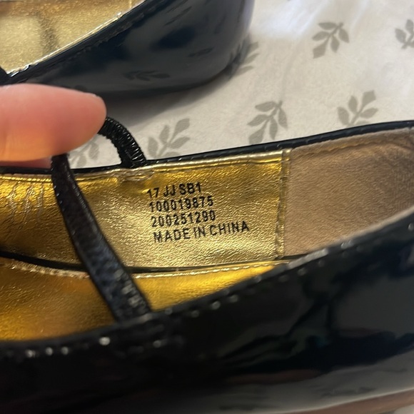 Beautiful shoes girl - Picture 3 of 10